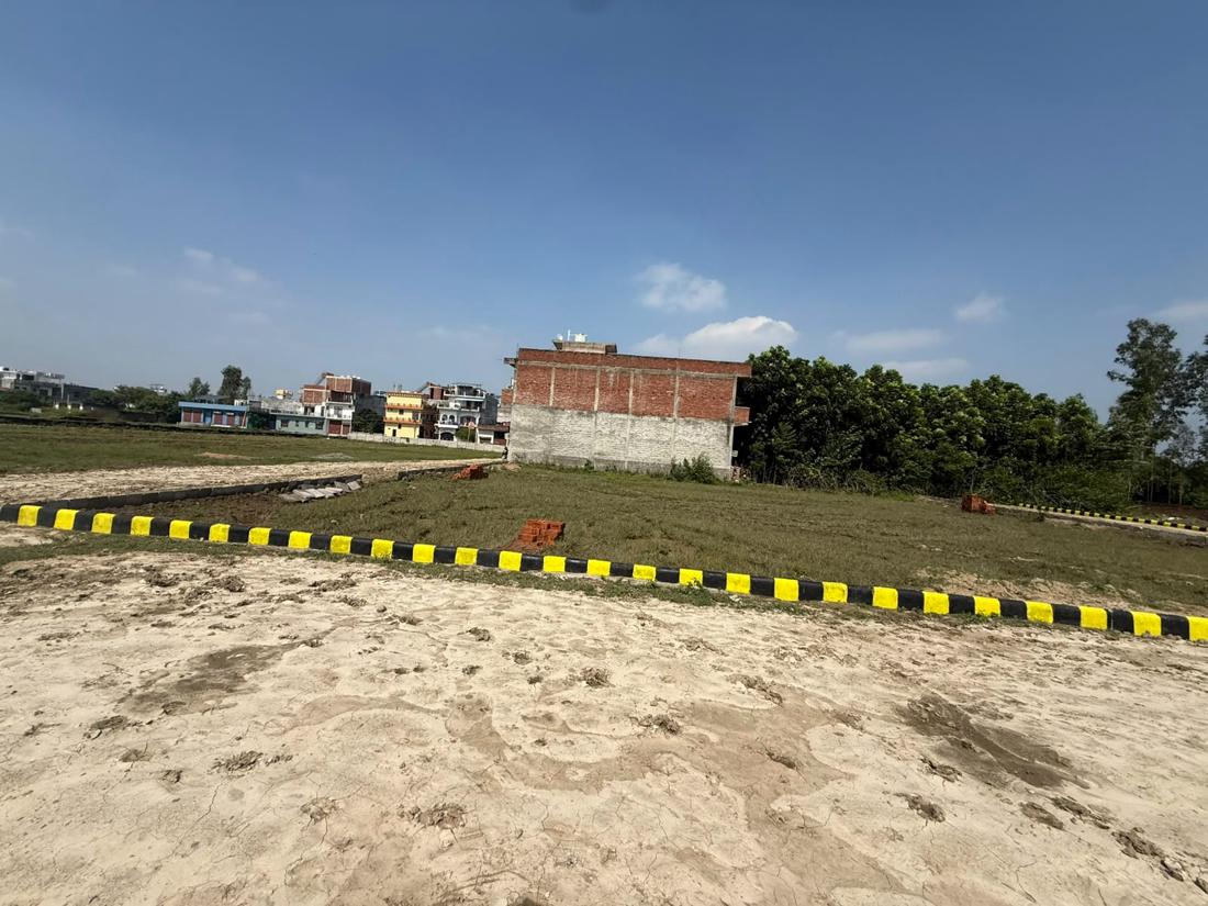 Corner plots facing the internal road